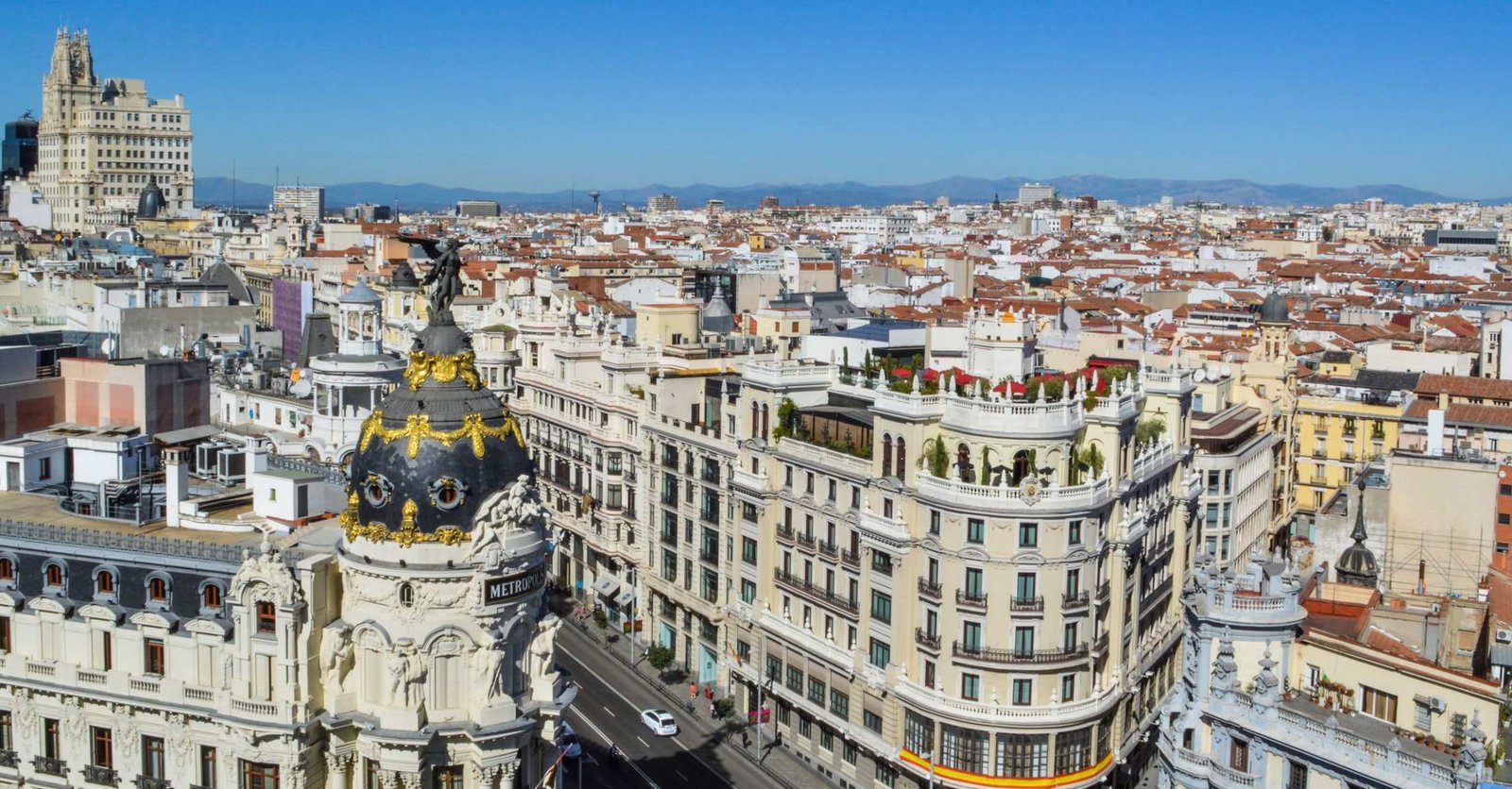 Vista aérea de la Gran Vía de Madrid con el edificio Metrópolis
